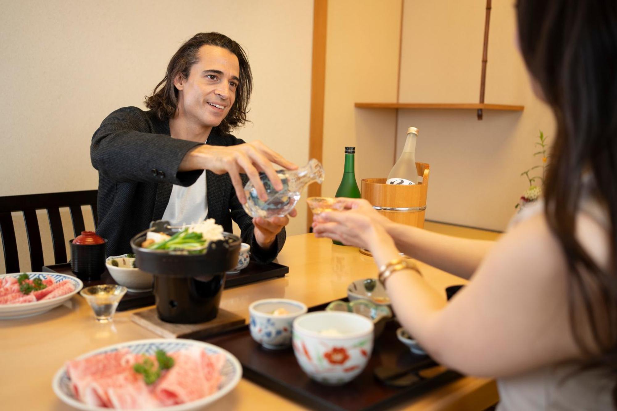 Hotel Associa Toyohashi Ngoại thất bức ảnh A man serving sake