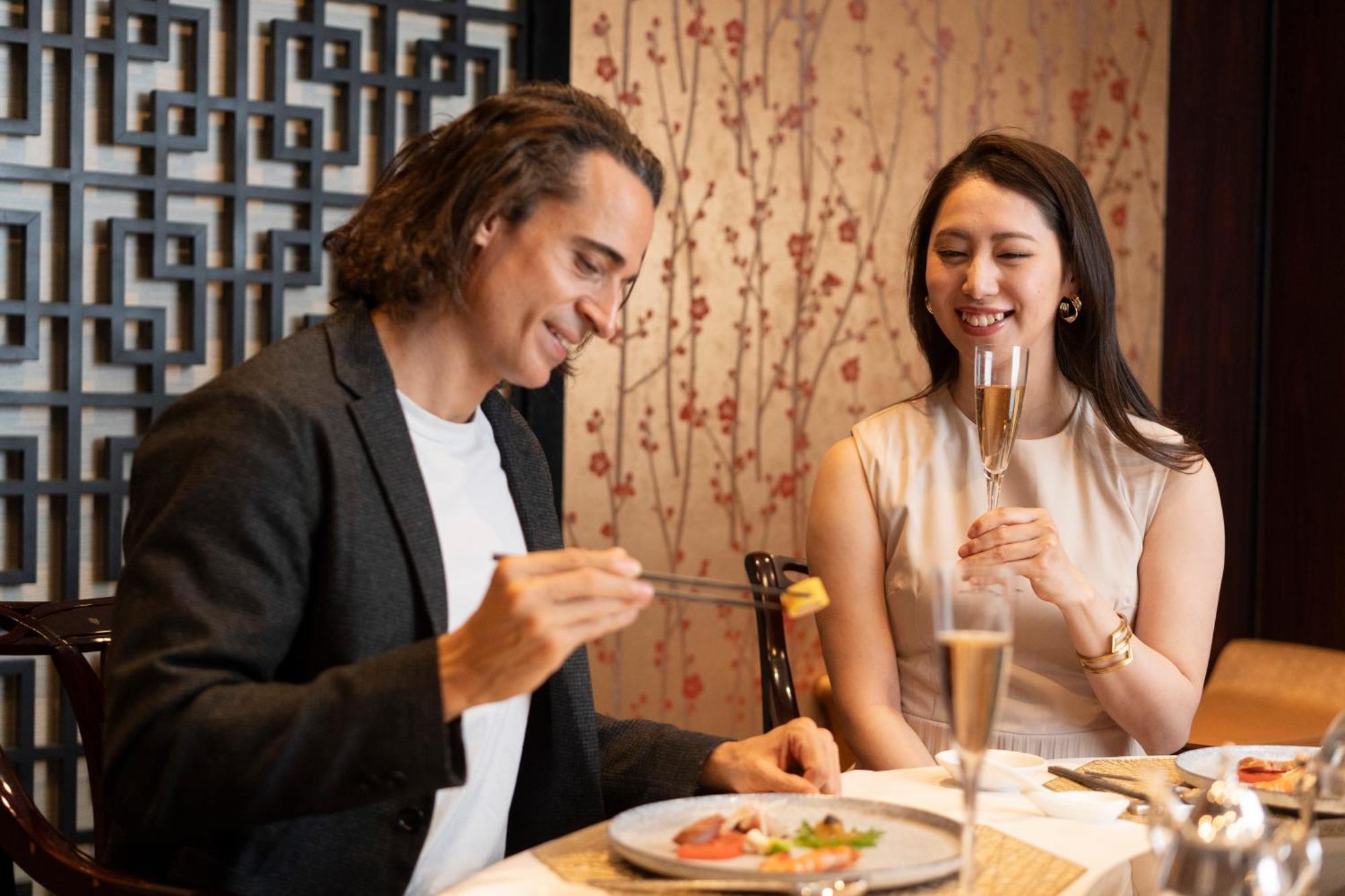 Hotel Associa Toyohashi Ngoại thất bức ảnh A couple dining together
