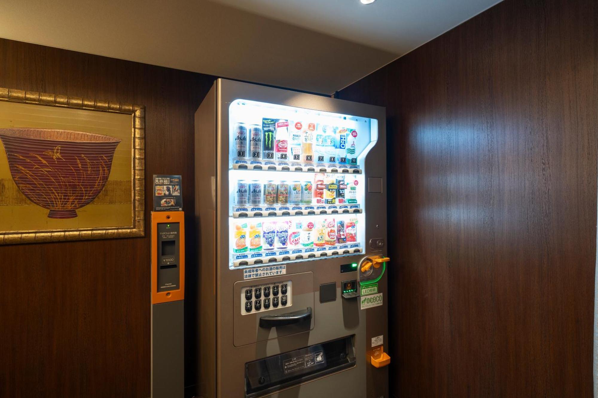 Hotel Associa Toyohashi Ngoại thất bức ảnh A vending machine in a hotel