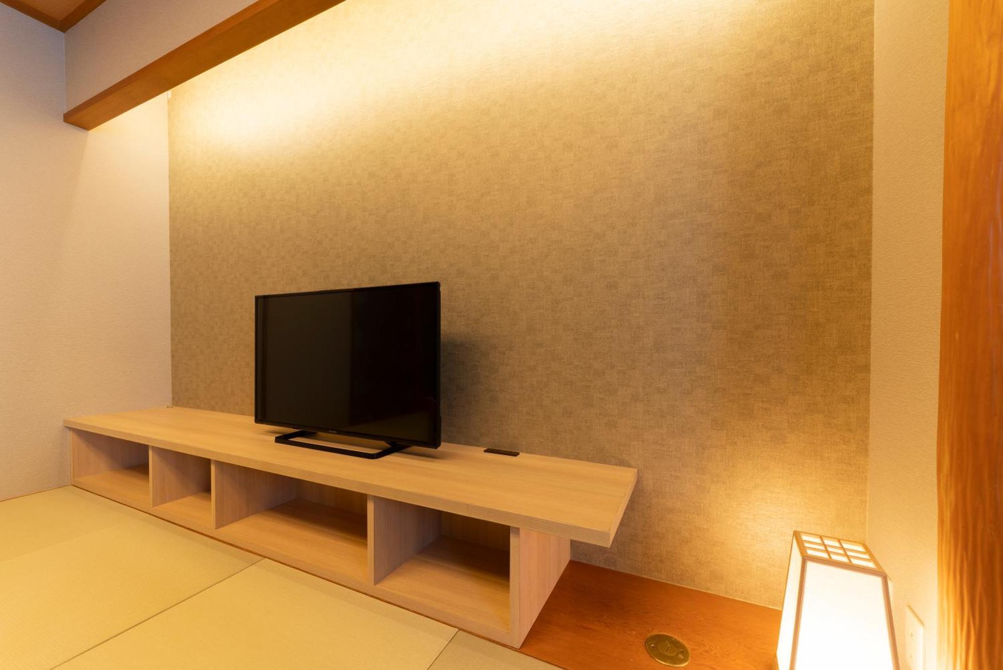 Hotel Associa Toyohashi Ngoại thất bức ảnh A television in a Japanese hotel room
